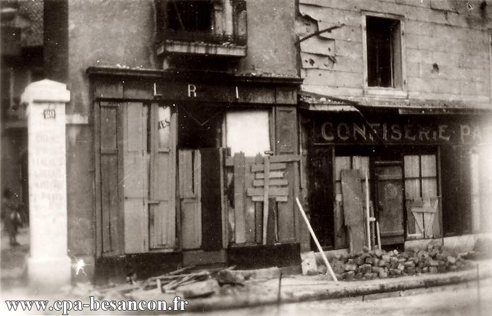 BESANÇON - 20 rue des Chaprais - Devanture de la librairie endommagée par les bombardements alliés du 5 septembre 1943.